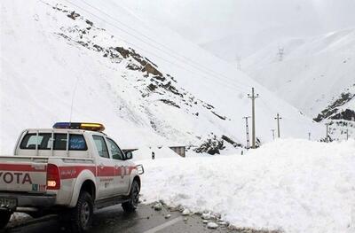 بارش باران و برف در جاده های ۱۲ استان کشور