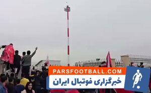 فیلم/ ورود پرسپولیسی ها به هتل محل اقامتشان در میان استقبال یزدی‌ها - پارس فوتبال