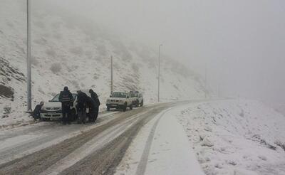 بارش برف و باران در آذربایجان غربی؛ جاده‌ها لغزنده‌اند