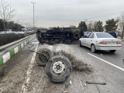 واژگونی کامیونت در ورودی مشهد