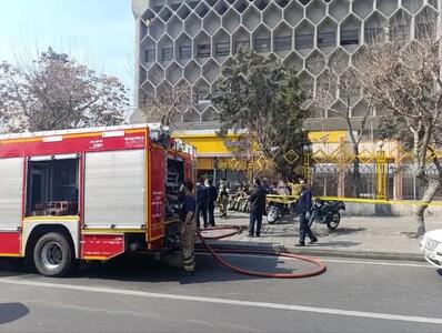 مصدومیت ۳ آتش‌نشان در حریق اداره پست لشکر