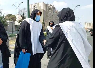 بانوان کفن‌پوش در تجمع حامیان اجرای قانون حجاب روبه روی ساختمان مجلس، هم اکنون | تصاویر