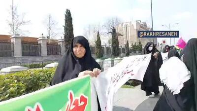 شکیل زنجیره انسانی در اطراف ساختمان مجلس توسط حامیان اجرای قانون حجاب