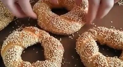 طرز تهیه نان سیمیت ترکیه با دستور اصلی بسیار راحت و خوش بافت!