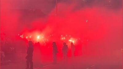 جو فوق العاده هواداران حین ورود اتوبوس اتلتیکو مادرید به متروپولیتانو