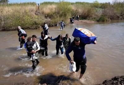 فرار خانواده‌های سوری به سمت مرزهای لبنان از ترس جنایات و کشتار دسته‌جمعی تروریست‌های تحریرالشام + عکس