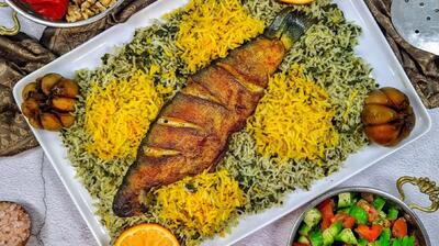 طرز تهیه سبزی پلو با ماهی قزل‌آلا برای شب عید؛ روش طعم دار کردن متفاوت ماهی