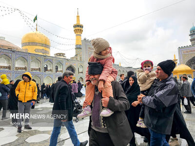 مسافران نوروزی در حرم امام رضا(ع)