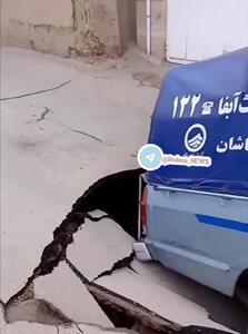 فیلم وحشتناک از فرونشست در کاشان / ماشین را در خود فرو برد!