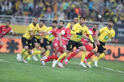 نصب دوربین روی لباس داور در دیدار پرسپولیس و سپاهان