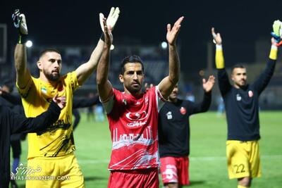 بازیکن پرسپولیس خودش را در رختکن حبس کرد!