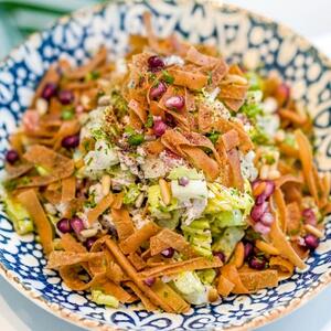 طرز تهیه سالاد شاورما؛ یک پیش‌غذای شیک و مجلسی
