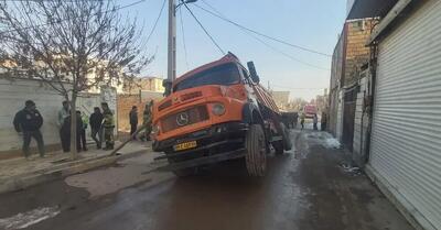 ببینید؛ نشست زمین در رباط کریم؛ یک کامیون در زمین فرورفت