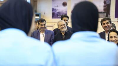 دیدار و گفتگوی صمیمانه رییس جمهور با دختران ملی پوش فوتسال