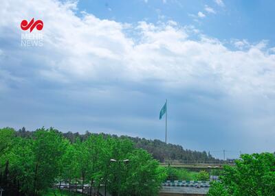 تصویری دیدنی از پرچم مطهر رضوی در بلندترین برج پرچم ایران در تهران