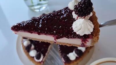 طرز تهیه چیز کیک توت سیاه