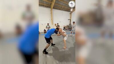 لحظاتی از مبارزه نمادین سعید اسماعیلی با فرد مبتلا به سندرم داون