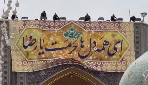 نصب کتیبه‌های ولادت امام هشتم(علیه‌السلام)؛ ای همه دلها حرمت یا رضا