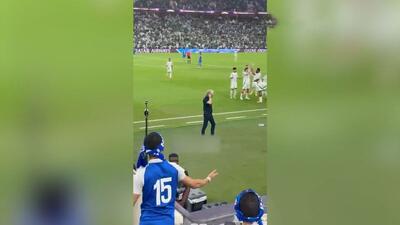 اعتراض هواداران الهلال به سرمربی و بازیکنان این تیم در جریان بازی با الاهلی