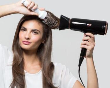 با این روش سشوار کردن موهای خود را خوش حالت کنید+ فیلم - سبک ایده آل