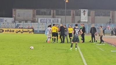 اعتراض شدید مازیار زارع و بازیکنان ملوان به داور پس از تساوی مقابل ذوب آهن