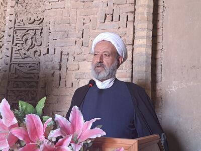 خطیب جمعه اردستان: شأن معلم باید گرامی داشته شود
