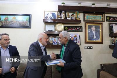 استاندار خوزستان در روز معلم از پدر شهید مدافع حرم تجلیل کرد