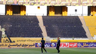 کیت سیاه بازیکنان سپاهان پیش از شروع بازی - پارس فوتبال