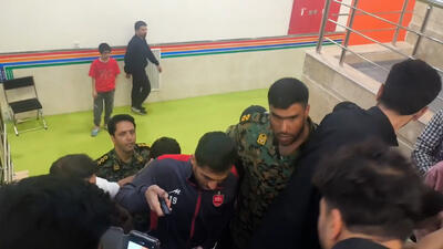 خروج بازیکنان پرسپولیس میان شلوغی میکسدزون - پارس فوتبال