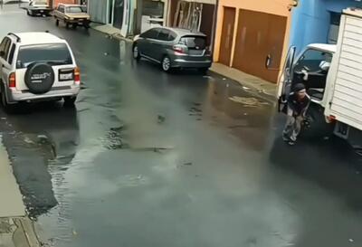 فیلم برخورد خودرو با درب باز کامیونت / راننده بین در ماند