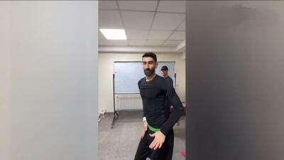 رقص شاد علیرضا بیرانوند در رختکن پس از قهرمانی تراکتور (فیلم)