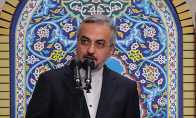 ماجرای کج نشستن مجری مناظرات؛ ژستی که همه گیر شد! - سبک ایده آل