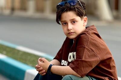 آواز شاد؛ پسربچه دوستداشتنی با آهنگ اومدم از رشت اومدم چه رقص پر قر داری میره لب جدول