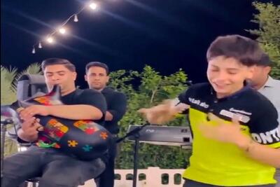 آواز شاد؛ بچه مجلس گرم کن جوری خفن بندری رقصید انگار پیچ و مهره ی ستون فقراتش شل شده