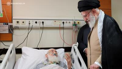 لحظاتی از عیادت رهبر انقلاب از حضرت آیت‌الله نوری همدانی در بیمارستان