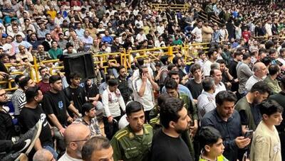 فینال بسکتبال در انتظار تماشاگران! ازدحام بی‌سابقه، بازی را به تاخیر انداخت