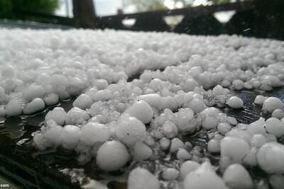 ویدیو / شدت طوفان و بارش تگرگ در یکی از روستاهای مهاباد