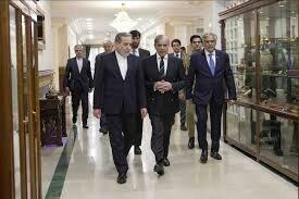 دیدار عراقچی با شهباز شریف نخست‌وزیر پاکستان + ویدئو