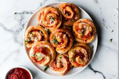 طرز تهیه پیتزا رولی با خمیر فینگرفود مجلسی