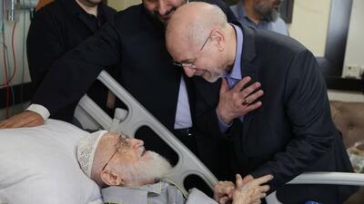 فیلم/ رئیس مجلس شورای اسلامی با حضور در یکی از بیمارستان‌های تهران، از آیت‌الله نوری همدانی عیادت کرد