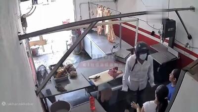 فیلم لحظه فرار دزد مسلح با ساطور کشی 2 زن قصاب !  / جسارت 2 زن در برابر تفنگ  جهانی شد