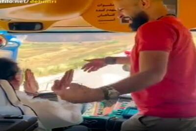 آواز شاد؛ پسره تو اتوبوس برا راننده میرقصه شوفر فرمونو ول کرد براش دست زد همه ترسیدن
