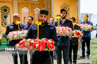 عکس/ گل آرایی ضریح حضرت معصومه (س) به مناسبت ولادت امام رضا(ع)