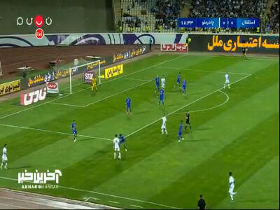 شوت بازیکن چادرملو از کنار دروازه استقلال به بیرون رفت