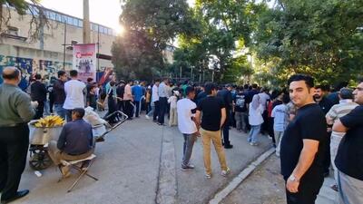 تکمیل ظرفیت ورزشگاه تختی و ازدحام هواداران خیبر و پرسپولیس پشت درهای بسته