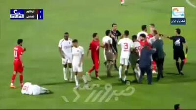 حمله خطرناک و ضربه محکم بازیکن تراکنتور به گلزن نساجی