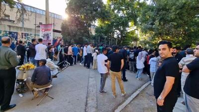 تکمیل ظرفیت ورزشگاه تختی و ازدحام هواداران خیبر و پرسپولیس پشت درهای بسته