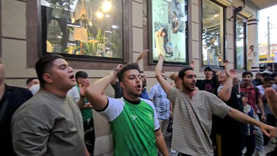 شعار هواداران خیبر مقابل درب هتل پرسپولیس - پارس فوتبال