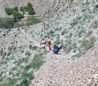 نجات مصدوم ۴۵ ساله از ارتفاع ۴۰۰ متری در جاده کرج - چالوس
