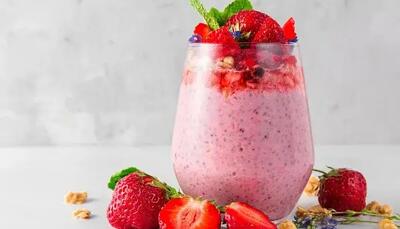 میلک شیک توت‌فرنگی به سبک کافی‌شاپ